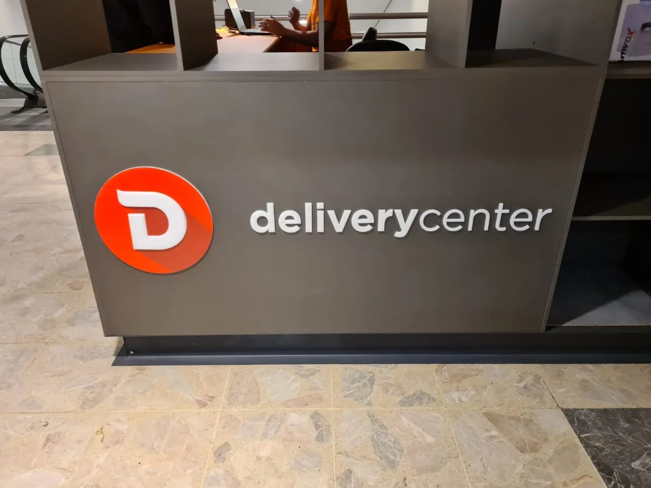 Fachada comercial da empresa Delivery Center
